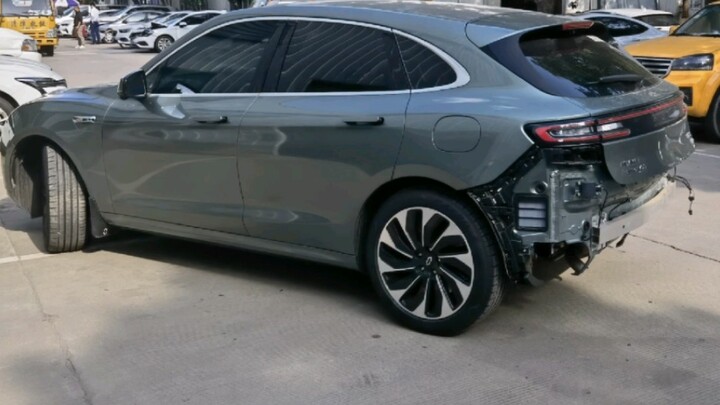 AITO car crash—internal damage only. Can’t afford the repair? Here’s the follow-up: the repair cost 