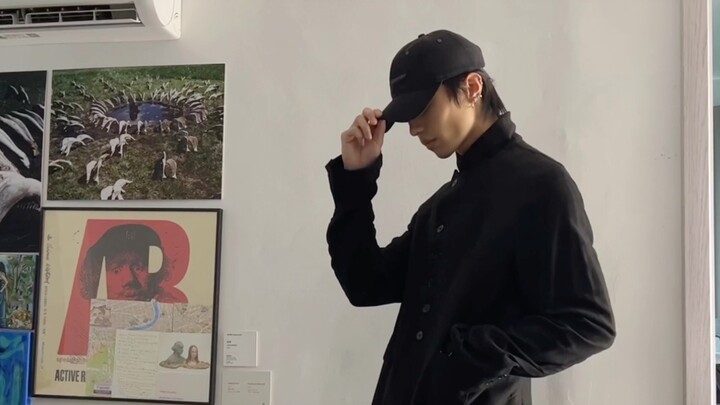 Padu padan awal musim gugur warna hitam polos