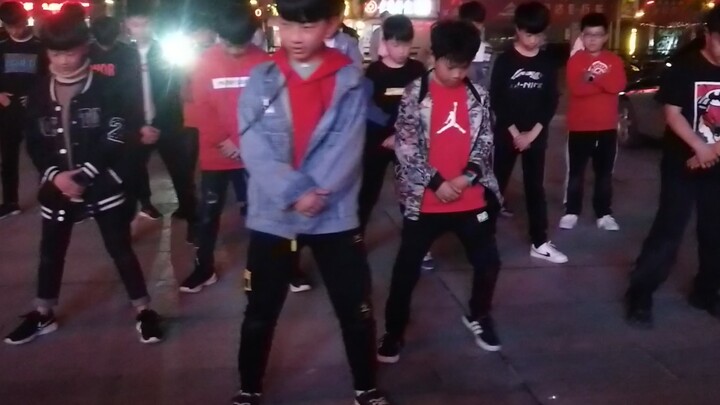 Boss Zhang Yixing, the super cool dancing younger brother—please make your debut!