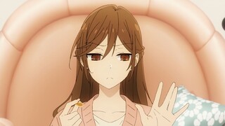 After eating too many oranges, his hands turned yellow. Miyamura went straight to his mouth to clean