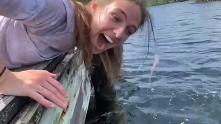 The naughty girlfriend sacrificed herself to go fishing
