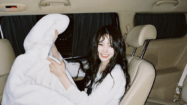 song hayoung playing guitar.