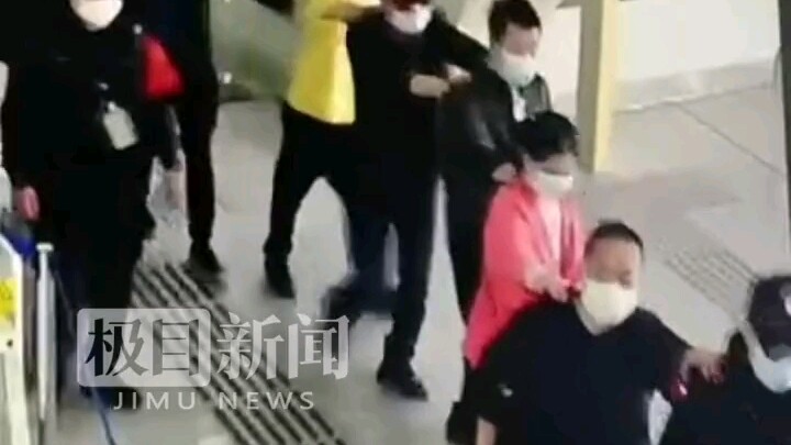 Tujuh orang buta mendekati stasiun metro namun ragu untuk melangkah maju. Petugas keamanan metro ber