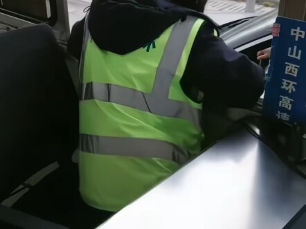 司机大哥没拿卡怎样上高速的，高速收费员日常工作