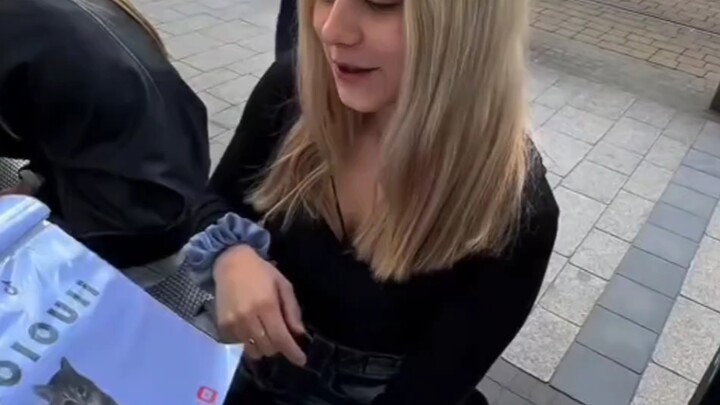 ماذا يحدث إذا طلبت من المارة في الشارع قراءة ميمات غامضة؟