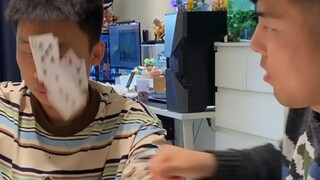 حتى لعب الورق لا تجيد، من الغريب أن نفوز مع زميل مثلك! في اللحظات الحاسمة، لا بد أن تعتمد على نفسك!