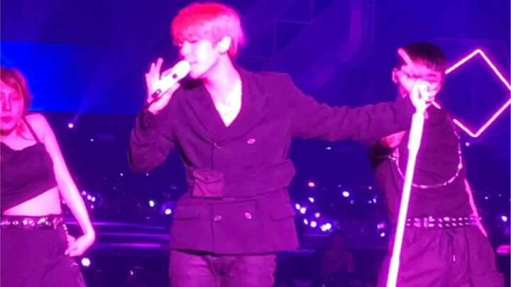 Duduk di kursi VIP tepat di tengah konser tur kelima EXO milik Lee Soo-man, Baekhyun tampil solo di 