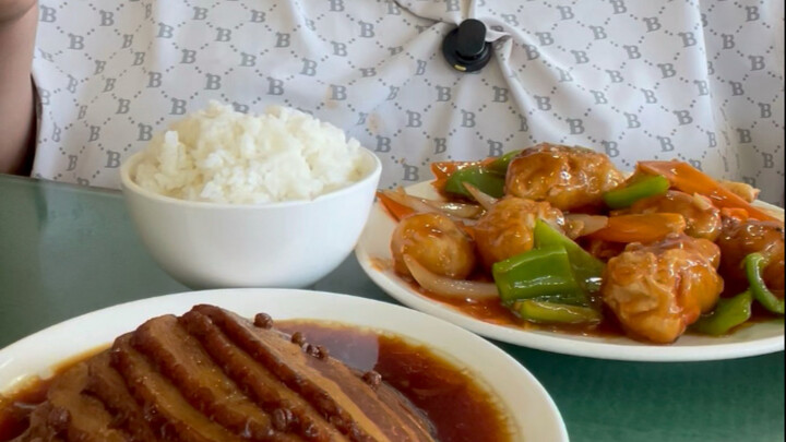 Menghabiskan 59 yuan, makan enak tapi belum kenyang. Rasa daging berbumbu lada Sichuan lumayan, cuma