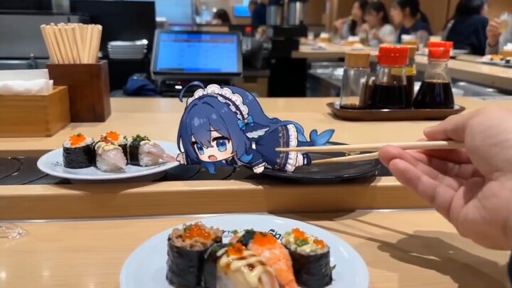 Con cá béo màu xanh lá ăn vụng sushi băng chuyền của bạn đây