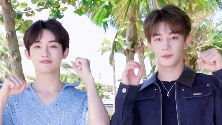 «دونغ سيتشنغ» واو~ هذه الذاكرة العضلية قوية حقًا~ لم أكن أتوقع أن الأخ الأصغر الآخر يرقص جيدًا أيضًا