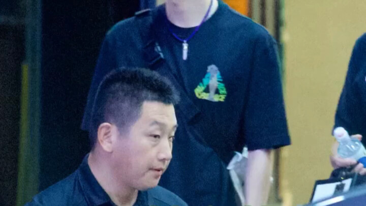 لديّ ندم: الأسد الصغير ذو القلب اللطيف الذي لم أره من قبل – لحظات وانغ ييبو وهو يدلّل معجبيه بحبٍّ ع