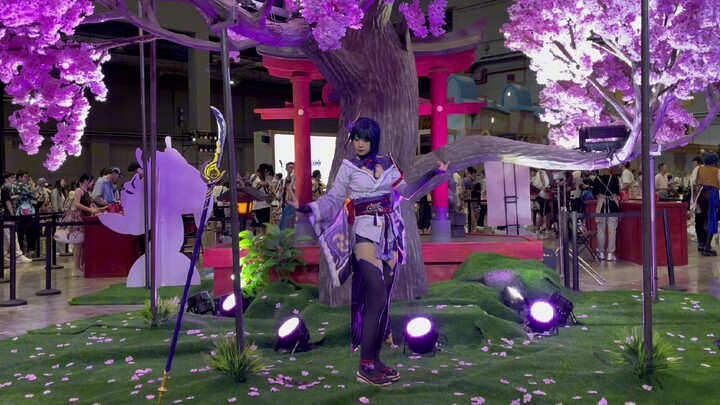 Hometown song! General and God's Son dance to Paradise at the comic convention~