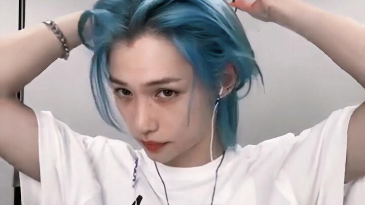 So even the idol themselves can be bothered by their own song… Quietly turned the volume down three 