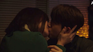 [Kissing scene] A couple in the company kissed in the room, so exciting, but they were caught by the