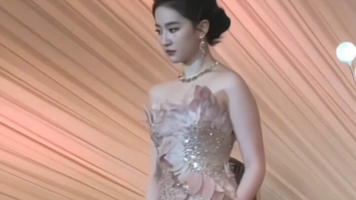 ไม่แปลกใจเลยที่ใครๆ ก็พูดว่า “พี่สาว หน้าเหมือนหลิวอี้เฟยจัง!” #หลิวอี้เฟย#...#สวยสุดยอด#วงการบันเทิ