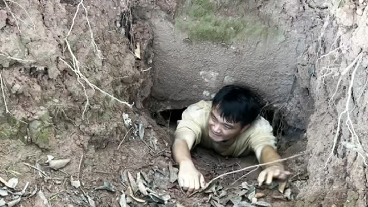 الصيف بالفعل غير مناسب للبحث عن المقابر القديمة، هناك الكثير من البعوض والثعابين والنمل! وأيضاً يجب 