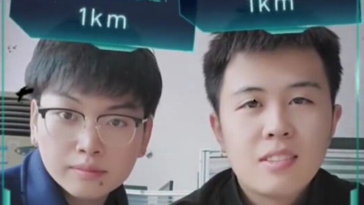 Cả hai đều cười rất vui vẻ