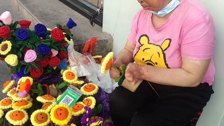 คุณยายหวู่จื้อจากอู่ฮั่นขายดอกไม้ช่วยลูกสาวจนดังสนั่นโซเชียล แต่ทำไมตอนนี้กลับไม่มีใครสนใจ? เกิดอะไร