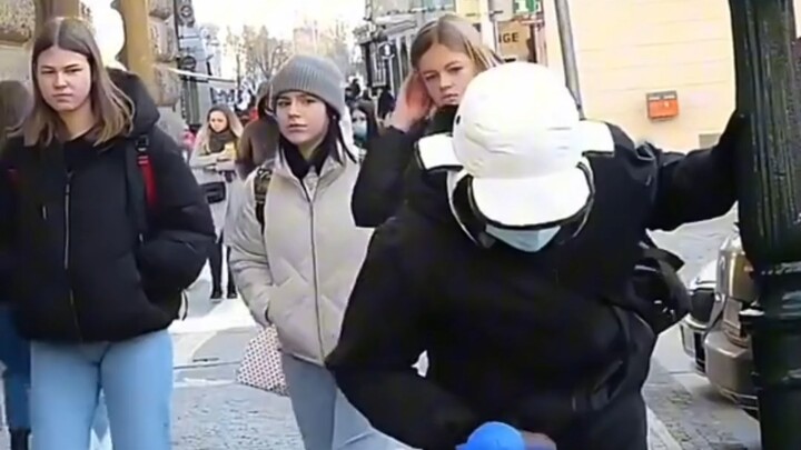 Trên đường phố Mỹ, lắc lắc chai nước giả vờ…, xem phản ứng của người qua đường sẽ ra sao