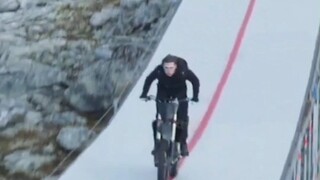 Tom Cruise melompat dari tebing enam kali dalam satu hari saat mengendarai sepeda motor untuk Missio