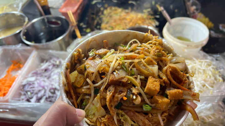 Street-style “chao ba chan” in Xi’an: 12 yuan for two eggs and a huge, bowlful of goodness!