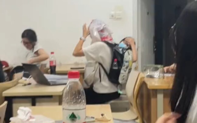 Mỗi lớp đều có một “thánh nổi bật” của riêng mình!