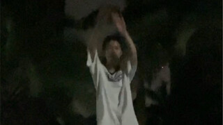 أنزل لإلقاء القمامة لكن كعكة