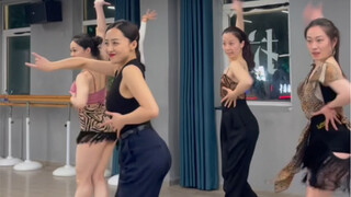 穿着裤子跳拉丁 谁能帅过我～可直可弯了…