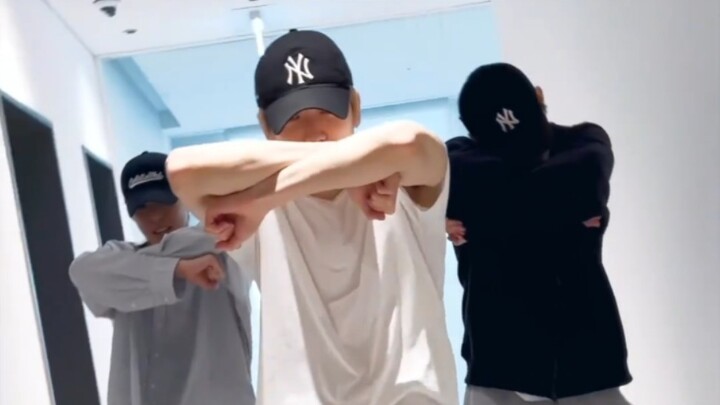 تحدي تسليط الضوء الجديد من Perfume لمدة 10 ثوانٍ هنا