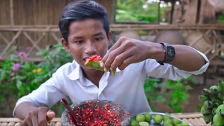 Anh chàng người thái ăn chuối xanh với ớt cay- Món ngon khó ăn - Dân dã thôn quê