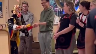 رجل يحمل الثقافة خارج البلاد، ويؤدي فن تغيير الوجوه في الأوبرا التشوانية بالخارج، وقال أحد المستخدمي