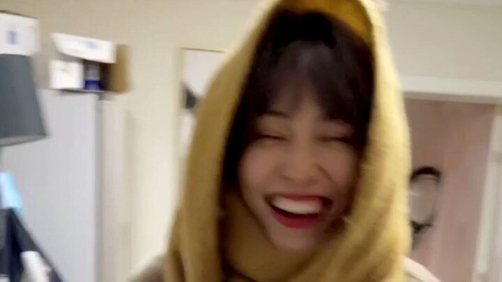 I bought a big leather coat for Lu Jie and she wore it like this