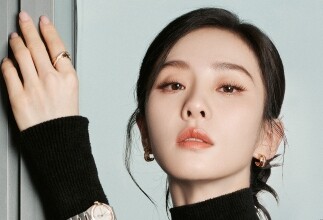 [Liu Shishi] Menatap, wanita muda itu menulis puisi