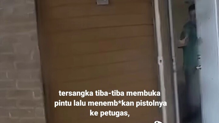 Polisi ini tert3mbak oleh Pria ini!!!