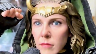 Rocky Sylvie wanita HotToys membuka kotaknya
