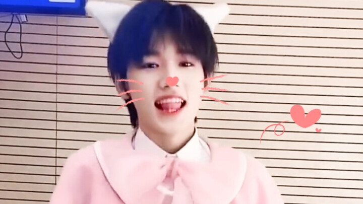 The cat-eared little brother is so adorable! The sweetest post-00s idol covers "Love You"