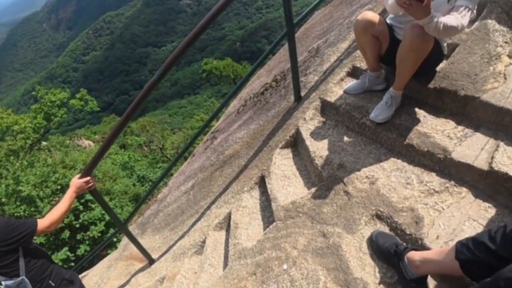 A man accidentally fell backward and died after sitting on a railing at the Fenghuang Mountain sceni