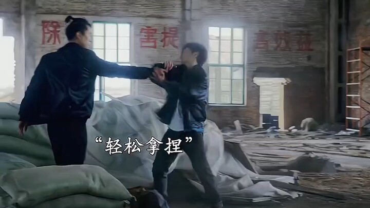 老丈人交赎金被劫匪带走，幸好有个警察姑爷及时救下