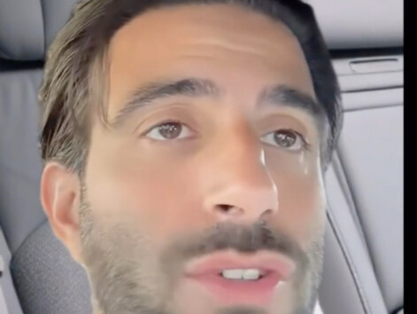 Khi cô ấy có thể tự thanh toán, câu “Em nghe theo anh” trở thành phép lịch sự.