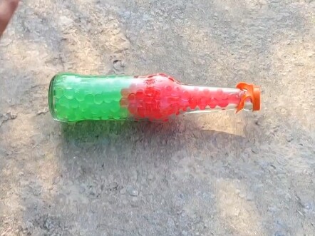 Khoảnh khắc giải áp khi lăn chai xuống cầu thang