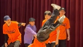 校园街舞表演 这气氛也太嗨了吧