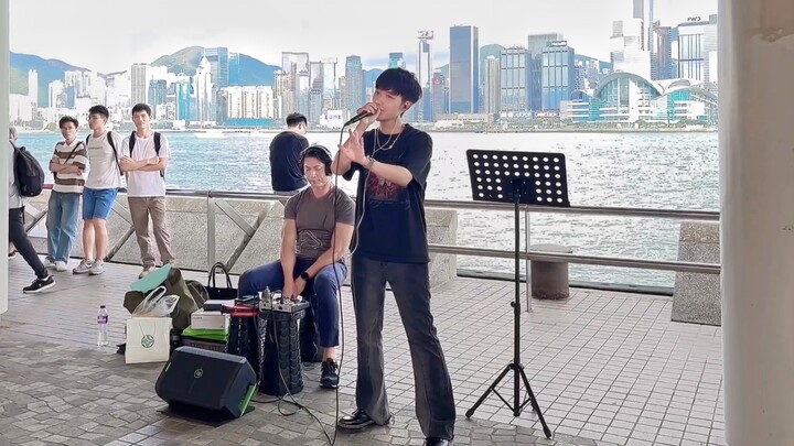 Hong Kong street singing opera "Exploring the Window"! People from all over the world come to watch