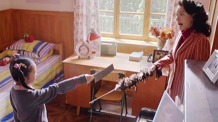 ضربت الأم الشريرة ابنتها بوحشية لمجرد أن عزفت نغمة خاطئة، ثم أمسكت بسكين المطبخ لتردّ عليها مباشرة!