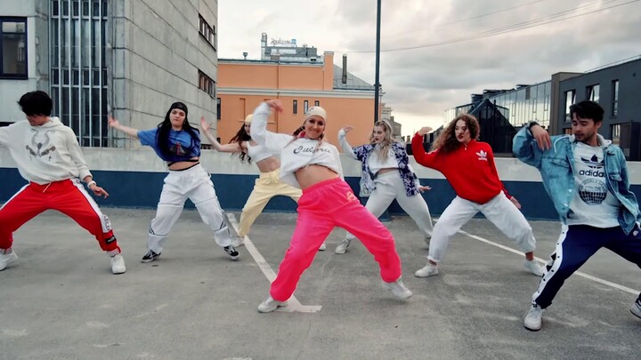 [Tarian grup super keren] Karya koreografer Latvia Baiba Klints untuk singel Bieber Come Around Me!