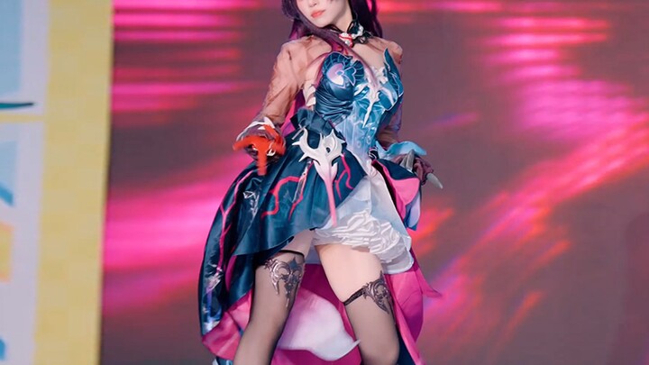 Bị chị tiên cá trên sân khấu hội chợ anime mê chết mất thôi!