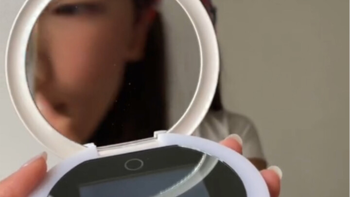 المرآة المحمولة الآن أصبحت تنافسية جدًا! حتى إنها تأتي مع خاصية قياس شدة الأشعة فوق البنفسجية