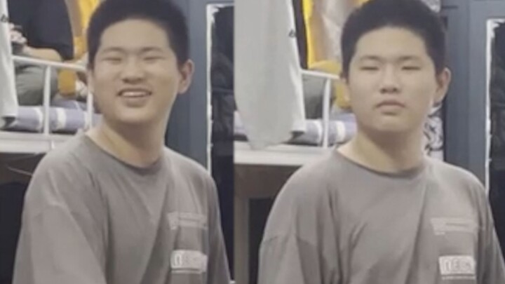 Saat teman sekamar kutu buku-ku ketahuan aku memotretnya diam-diam, ekspresinya berubah!