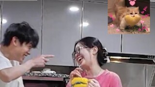 The couple lives together under the surveillance camera, and the boyfriend's emotions are exposed...