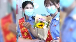 新兵入伍上车前突然递上一束花 铁路小姐姐反应太真实了