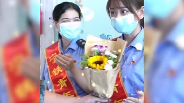 قبل صعود الجنود الجدد إلى الحافلة، قدم أحدهم فجأة باقة زهور، ورد فعل الفتاة في السكك الحديدية كان حق